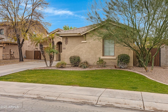 view of front of property featuring a front yard