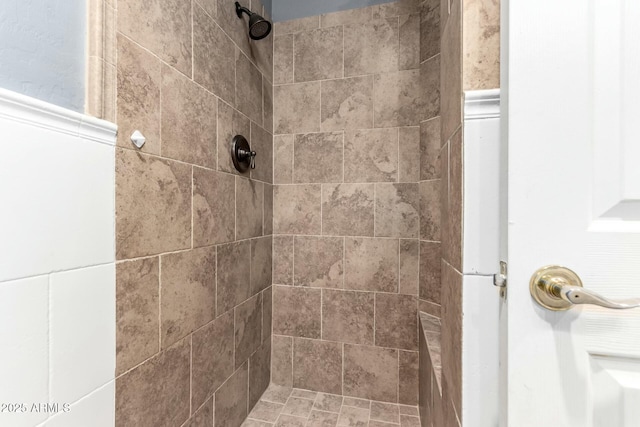 full bathroom featuring tiled shower