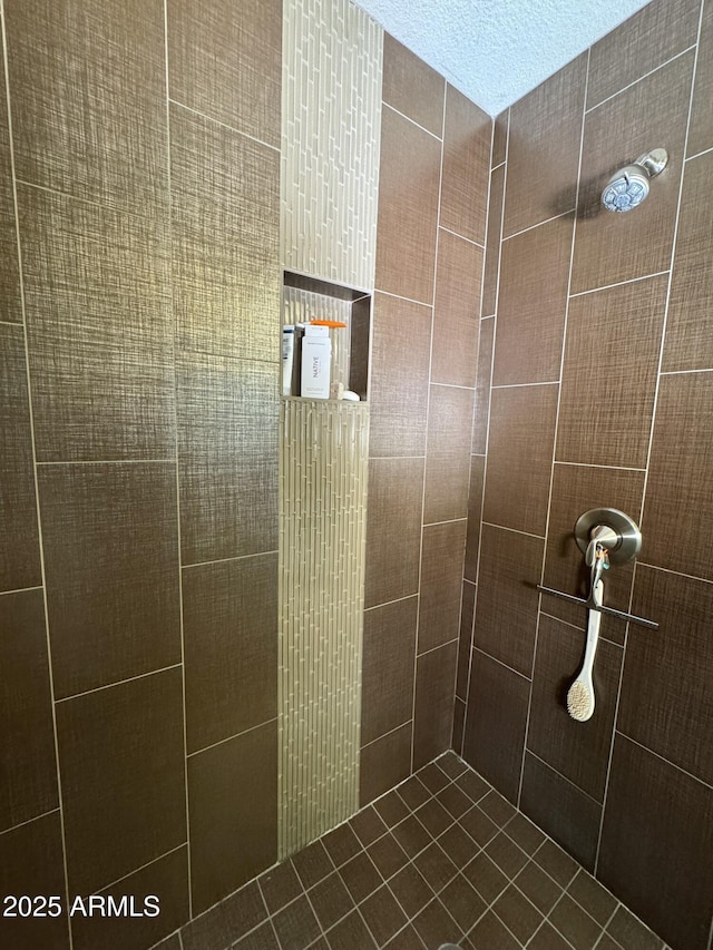 bathroom featuring tiled shower