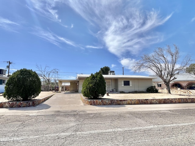 215 W Greenwich Rd, Kearny, AZ 85137 - view of front of house with driveway and an attached carport