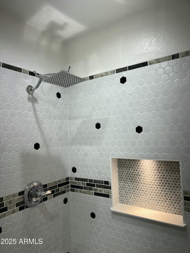 bathroom featuring a tile shower