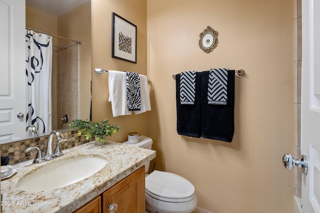 full bath featuring curtained shower, toilet, decorative backsplash, and vanity