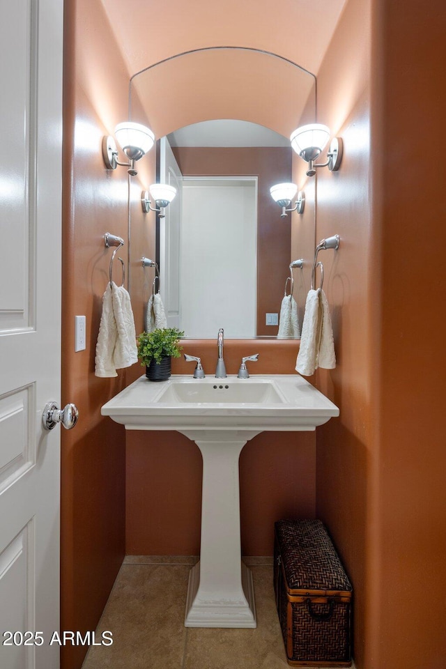 bathroom featuring a sink
