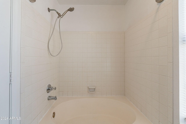 bathroom with tiled shower / bath