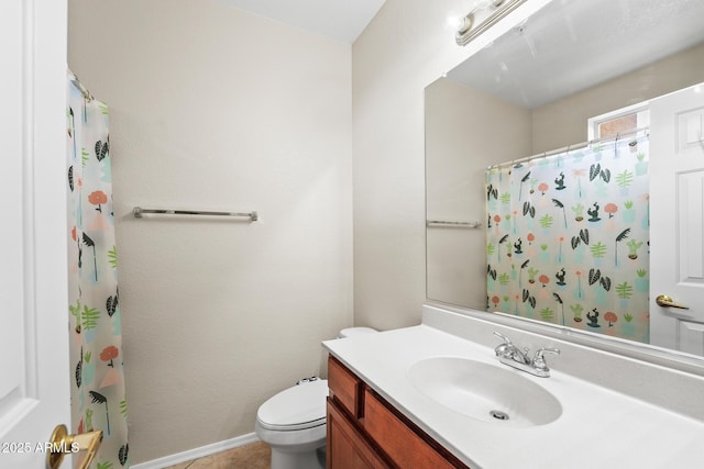 full bathroom featuring toilet, curtained shower, vanity, and baseboards