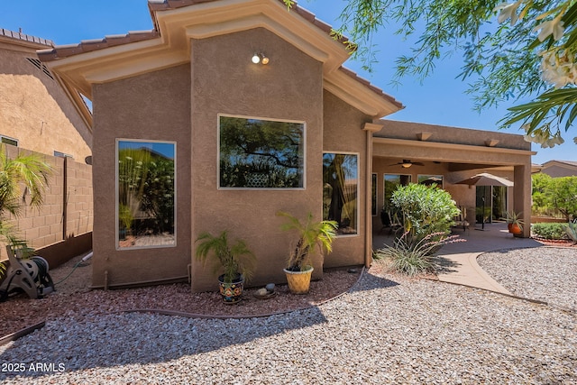 5336 E Gloria Ln, Cave Creek, AZ 85331 - view of side of home featuring ceiling fan, a patio, stucco siding, and fence