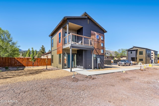 302 W Oak Ave Unit 2, Flagstaff, AZ 86001 - rear view of house with a balcony
