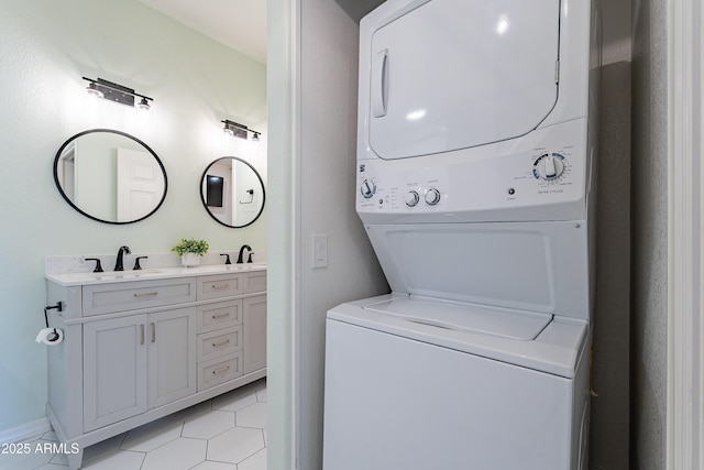 laundry room featuring stacked washer / drying machine, sink, and light tile patterned floors