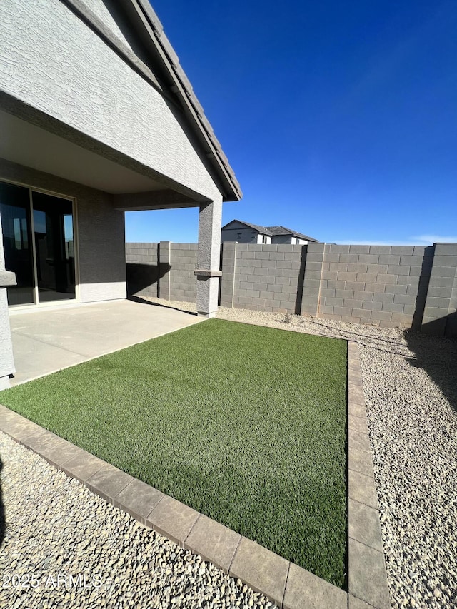 view of yard with a patio area