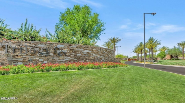 community sign with a yard