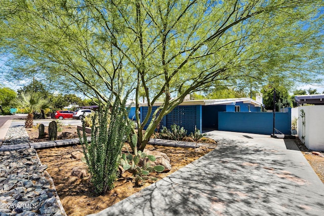 1029 E Palo Verde Dr, Phoenix, AZ 85014 - view of front facade with concrete driveway and a carport