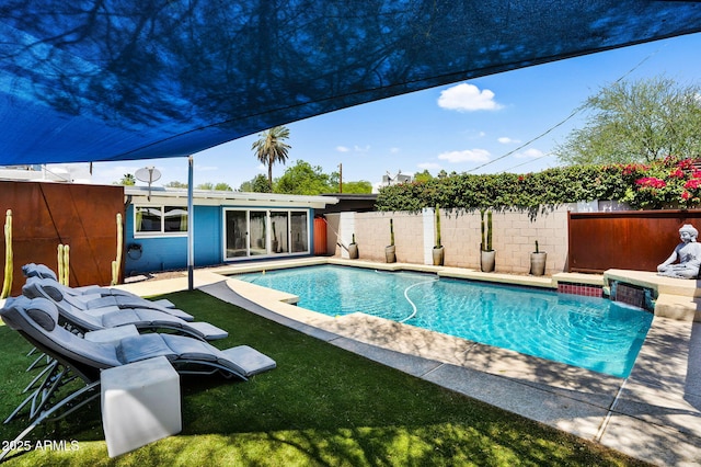 1029 E Palo Verde Dr, Phoenix, AZ 85014 - view of swimming pool featuring a fenced backyard