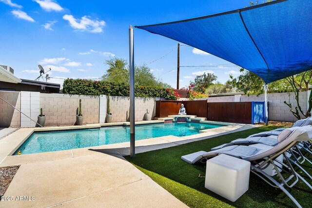 1029 E Palo Verde Dr, Phoenix, AZ 85014 - view of swimming pool with a fenced backyard and a patio area