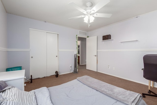 bedroom featuring baseboards, visible vents, ceiling fan, carpet floors, and a closet