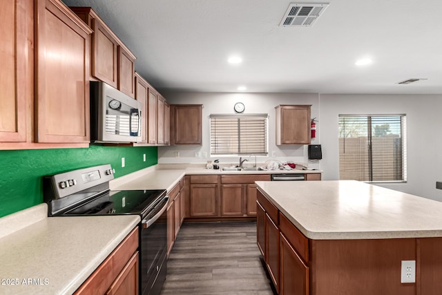 466 N 10th Pl, Coolidge, AZ 85128 - kitchen with appliances with stainless steel finishes, recessed lighting, dark wood-style flooring, light countertops, and a kitchen island