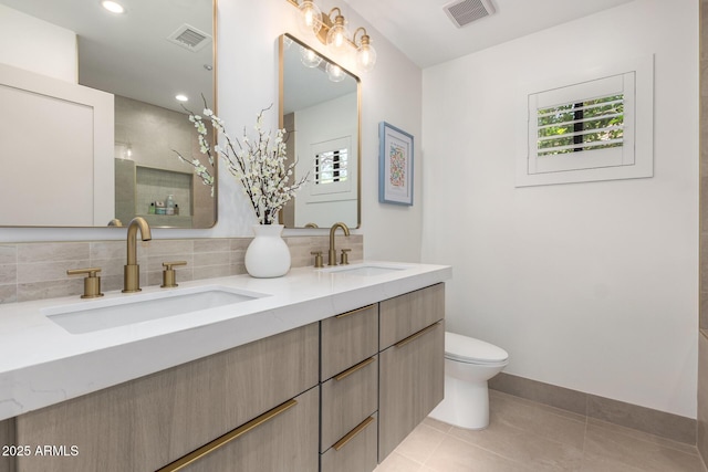 22756 N 91st Way, Scottsdale, AZ 85255 - full bath with double vanity, tile patterned flooring, toilet, backsplash, and recessed lighting