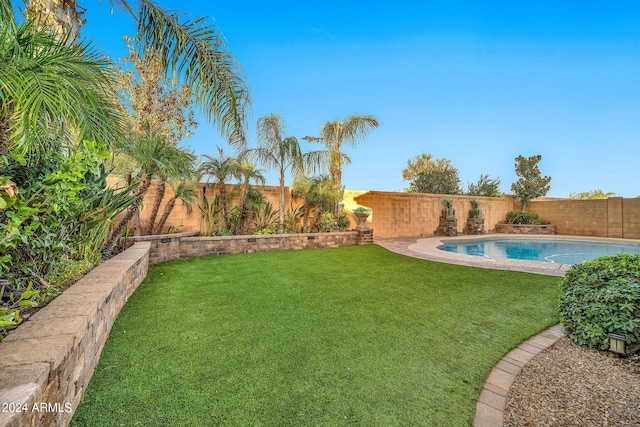 view of yard featuring a fenced in pool