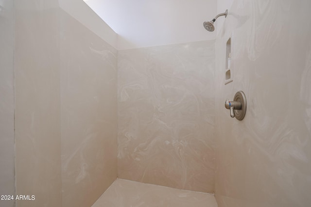 bathroom featuring a tile shower