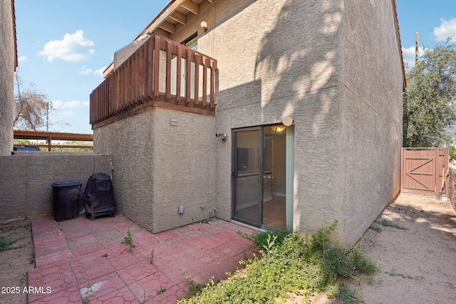 2815 N 52nd St Unit 3, Phoenix, AZ 85008 - back of property with stucco siding, a gate, a balcony, and a patio