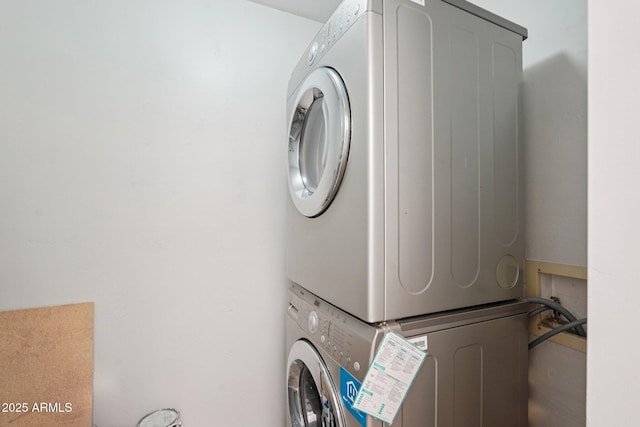 2815 N 52nd St Unit 3, Phoenix, AZ 85008 - laundry area with estacked washer and dryer