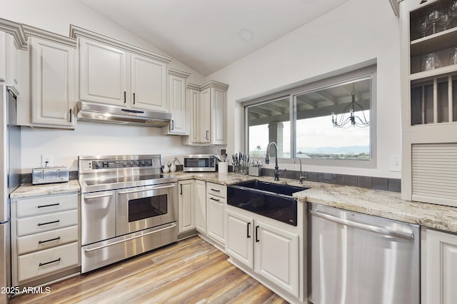 15857 E Ponderosa Dr, Fountain Hills, AZ 85268 - kitchen featuring stainless steel appliances, under cabinet range hood, a sink, vaulted ceiling, and light wood-type flooring