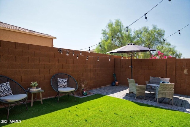 view of yard featuring a patio area