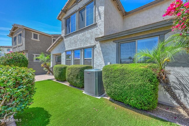 6611 S San Jacinto St, Gilbert, AZ 85298 - view of front of house featuring central AC, stucco siding, and a front yard