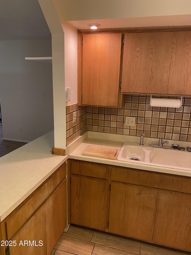 2569 W Berridge Ln Unit D-115, Phoenix, AZ 85017 - kitchen with light countertops, a sink, and backsplash
