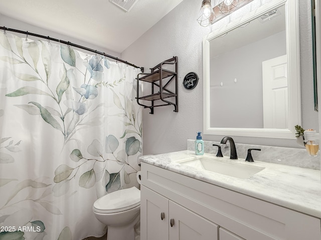 full bath with toilet, visible vents, a shower with shower curtain, and vanity