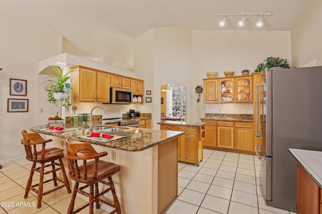 709 W Forest Dr, Payson, AZ 85541 - kitchen with a sink, a peninsula, light tile patterned floors, and stainless steel appliances