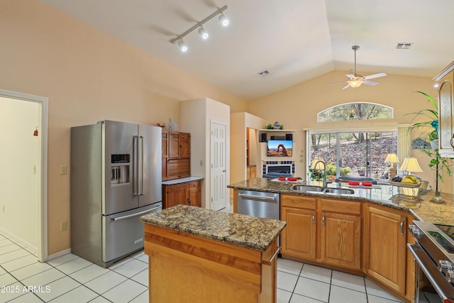 709 W Forest Dr, Payson, AZ 85541 - kitchen featuring visible vents, a ceiling fan, a sink, light tile patterned floors, and stainless steel appliances