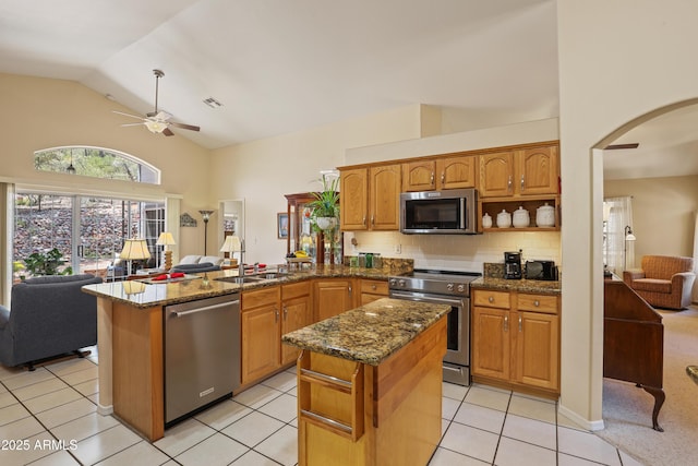 709 W Forest Dr, Payson, AZ 85541 - kitchen featuring a peninsula, open floor plan, ceiling fan, a sink, and stainless steel appliances