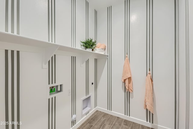 mudroom featuring wood tiled floor