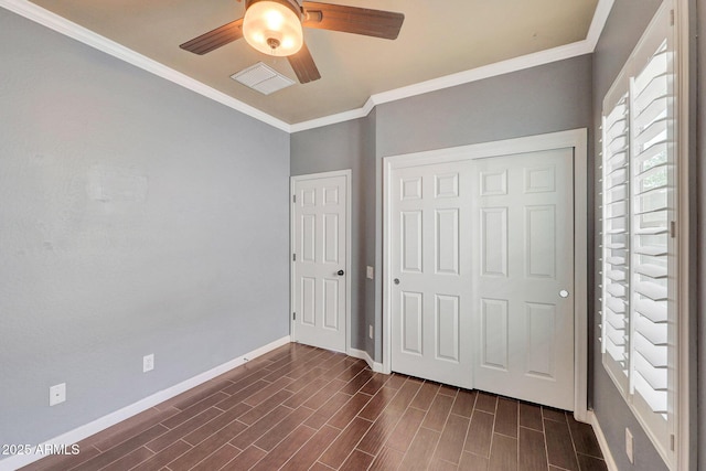 unfurnished bedroom with ceiling fan, ornamental molding, and a closet