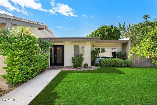 view of front of property with a front lawn