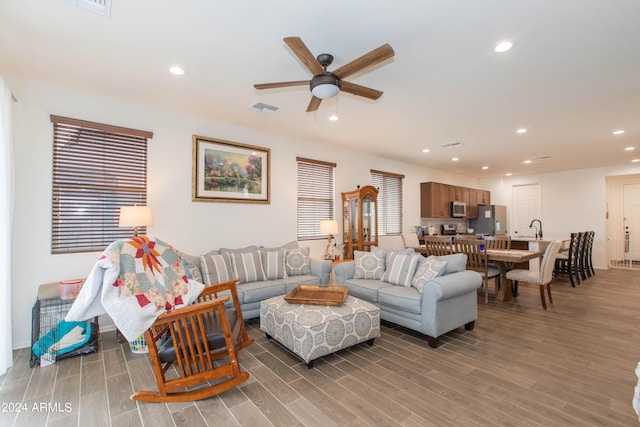 living room featuring light wood-style floors, recessed lighting, visible vents, and ceiling fan