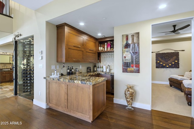 36389 N 105th Pl, Scottsdale, AZ 85262 - indoor wet bar with dark wood-style flooring, baseboards, ceiling fan, and recessed lighting