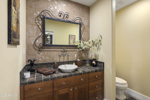 36389 N 105th Pl, Scottsdale, AZ 85262 - bathroom with vanity, toilet, backsplash, and baseboards