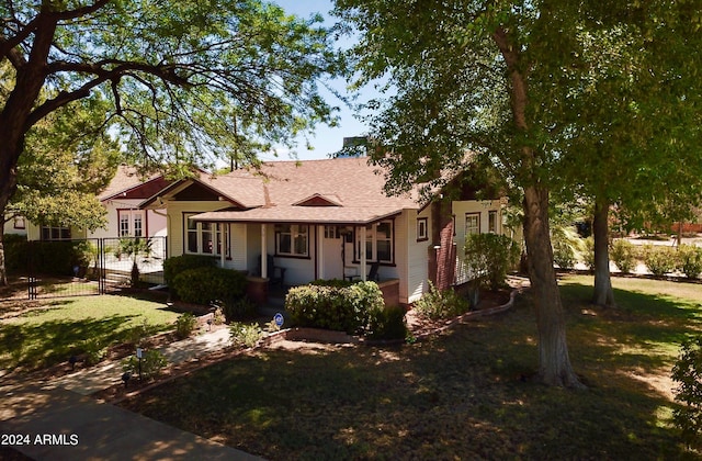 view of front facade featuring a front lawn and fence