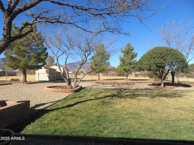 view of yard featuring a mountain view