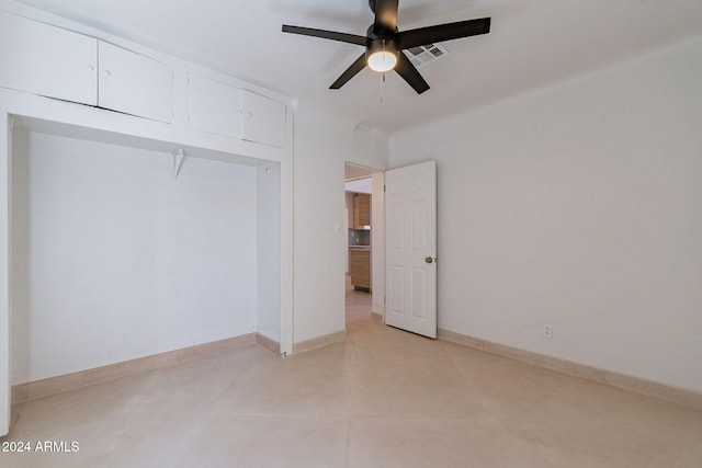 unfurnished bedroom featuring ceiling fan and a closet