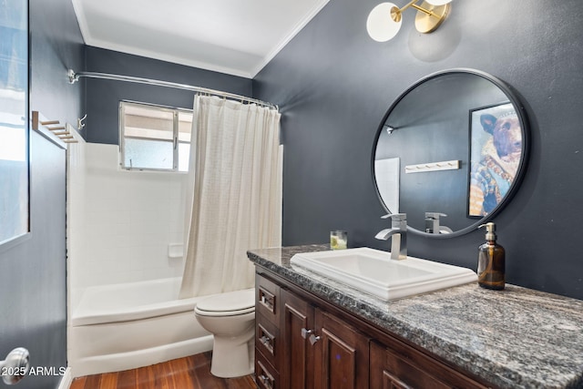 710 E Hayward Ave, Phoenix, AZ 85020 - bathroom featuring wood finished floors, crown molding, toilet, vanity, and shower / tub combo with curtain
