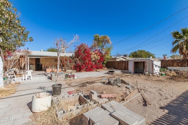 view of yard featuring a storage shed