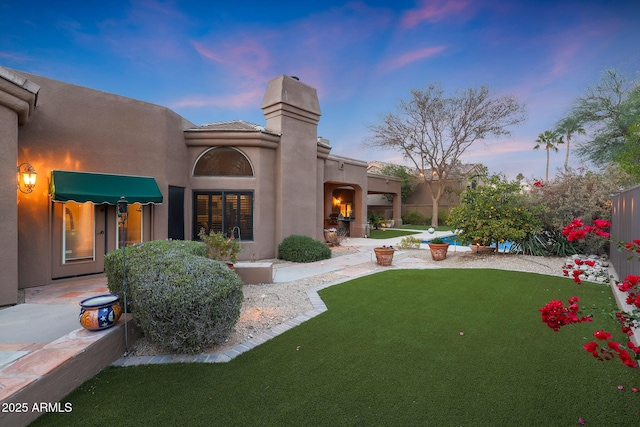 view of yard at dusk