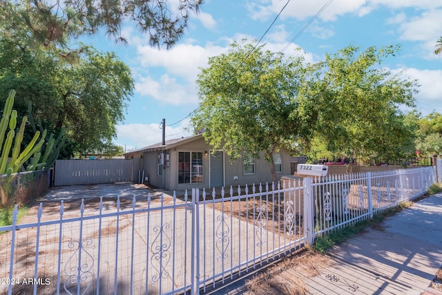 view of front of property