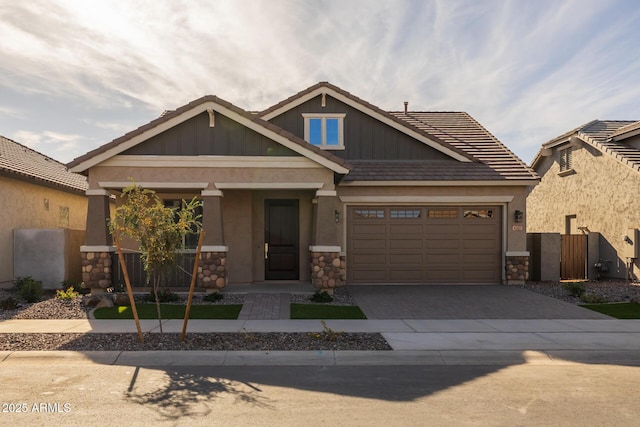 craftsman house featuring a garage