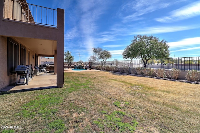 view of yard featuring a patio area