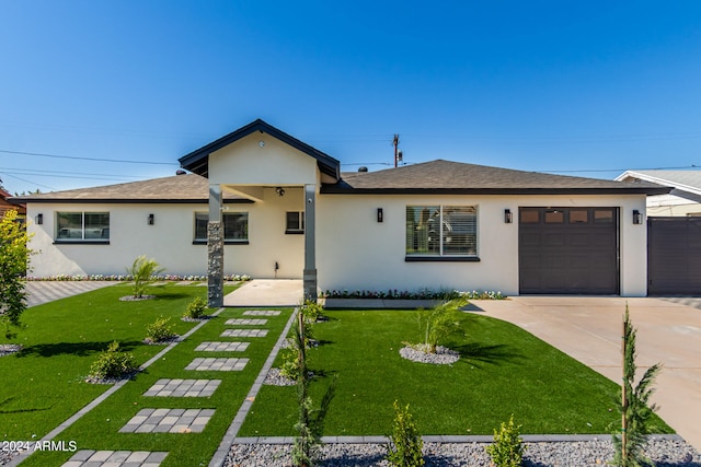 view of front of home featuring a front yard and a garage