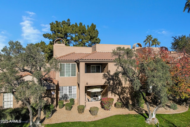 view of front of property featuring a front lawn