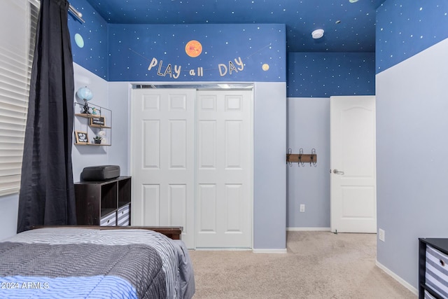 bedroom featuring carpet floors, baseboards, and a closet